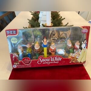 Disney Snow White and the Seven Dwarfs Candy Dispenser Set - Red, Yellow, Blue